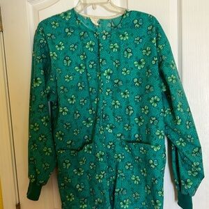 Lucky clover St Patrick’s  day scrub jacket sz M